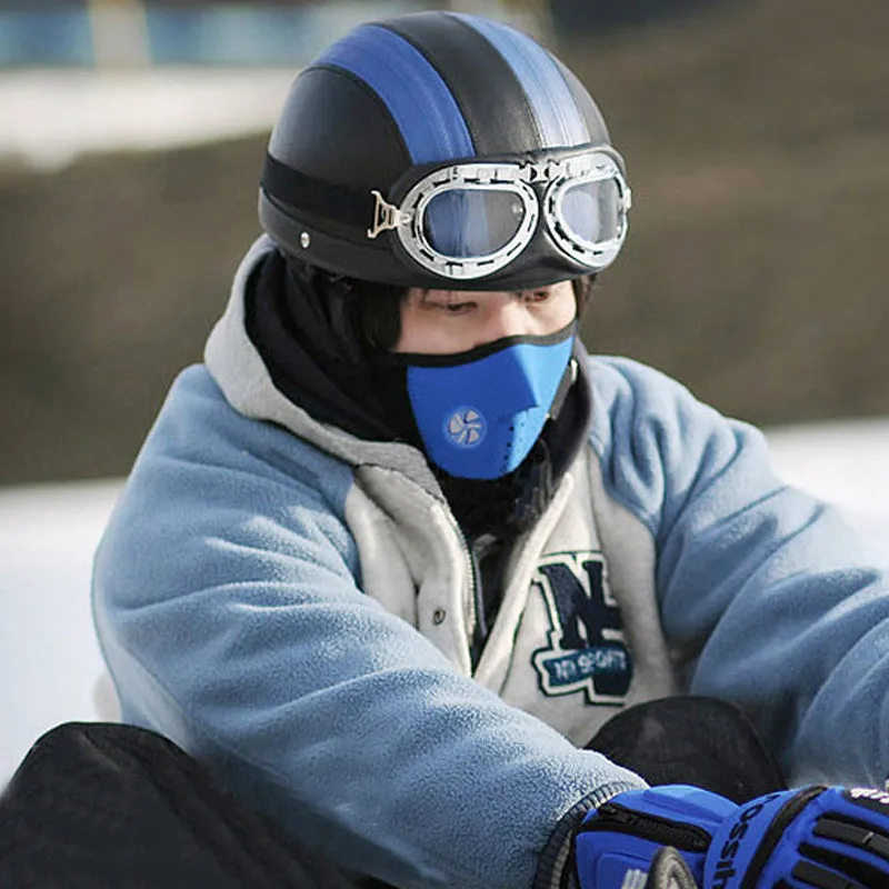Motorradhelm mit Schutzbrille