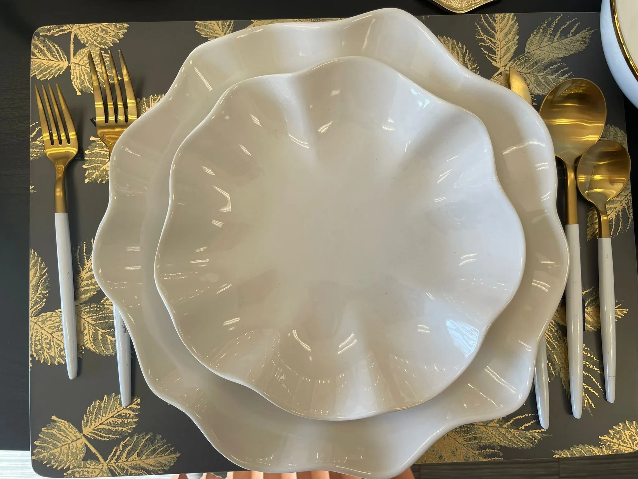 Service for 4 white flower shaped China set (4-pc)