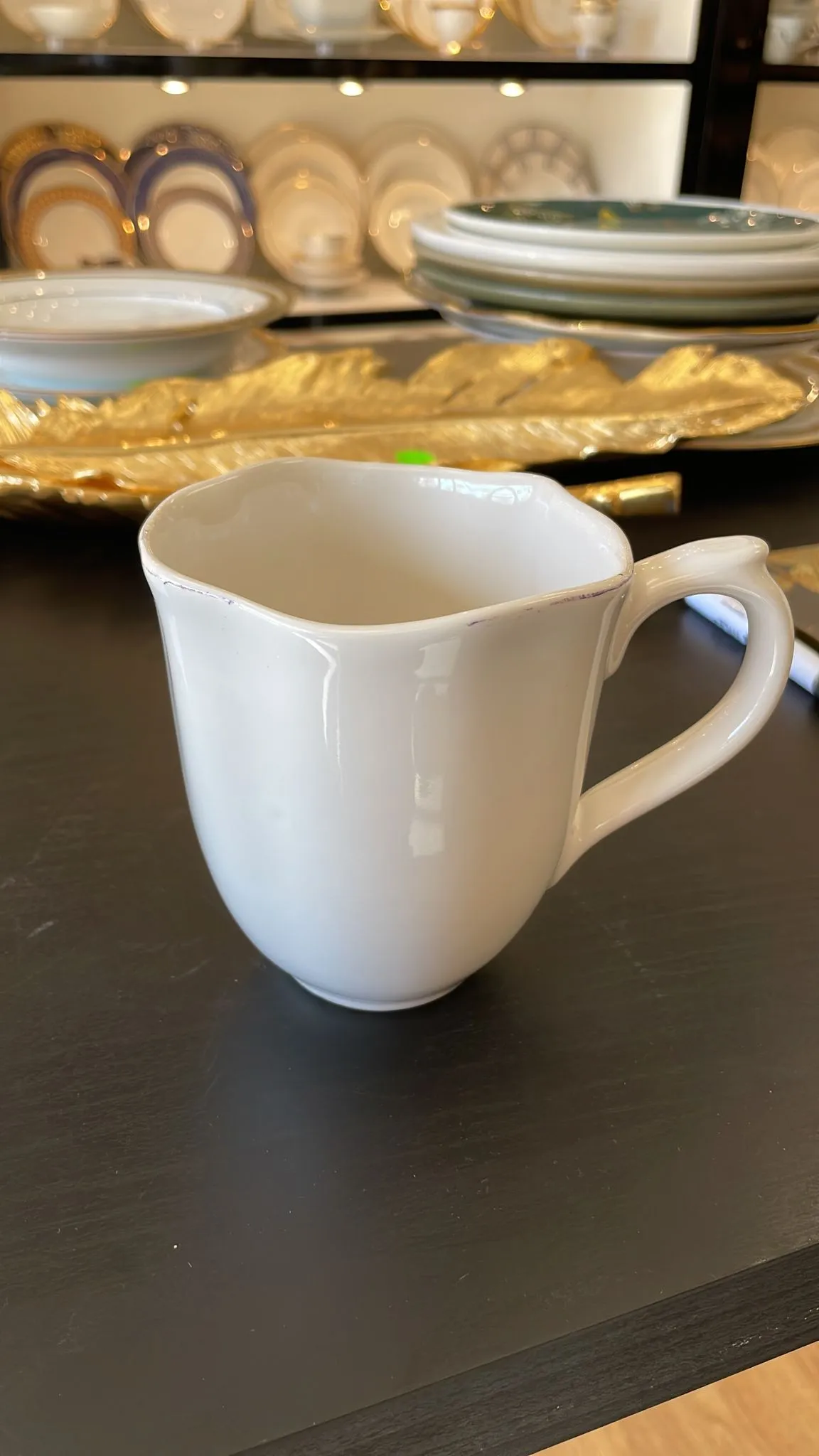 Service for 4 white flower shaped China set (4-pc)