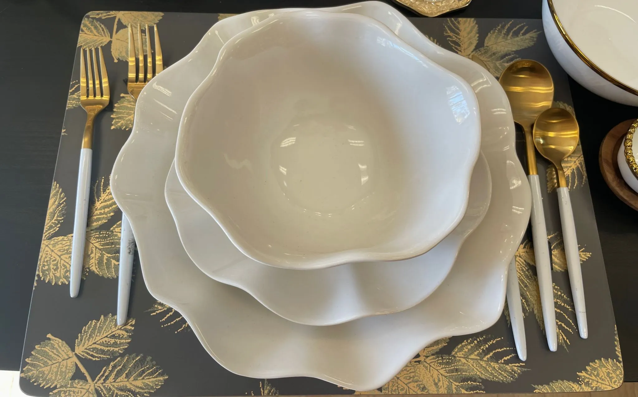 Service for 4 white flower shaped China set (4-pc)