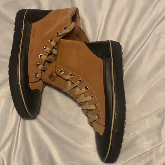 Sorel Cheyanne metro hi black sole size 12 modern duck boot suede
