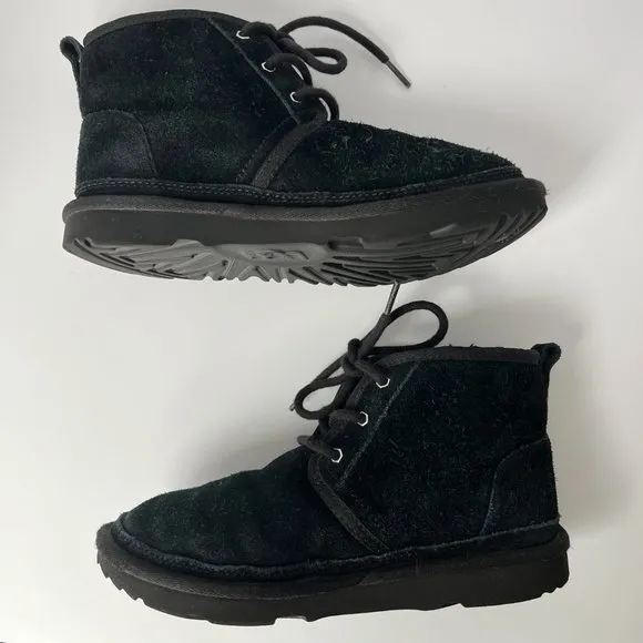 UGG Neumel II Kids Size 4 Black Suede Sherpa Chukka Boots