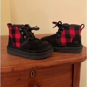 UGG Redwood Neumel II Plaid Black Suede Chukka Kids Boot