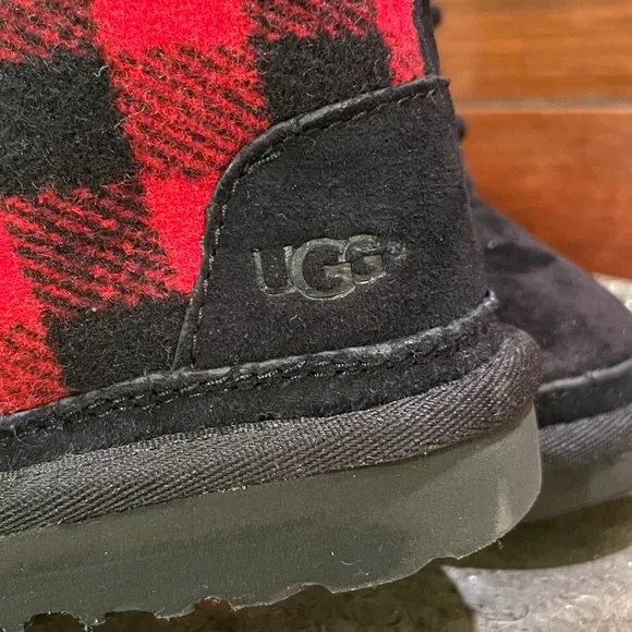 UGG Redwood Neumel II Plaid Black Suede Chukka Kids Boot