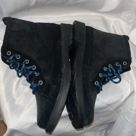 UGG Robley Weather Boots  size 5